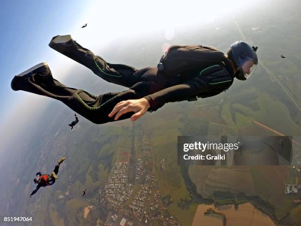 Skydiver break off