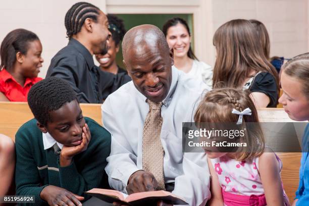 lectura para niños - servicio religioso fotografías e imágenes de stock