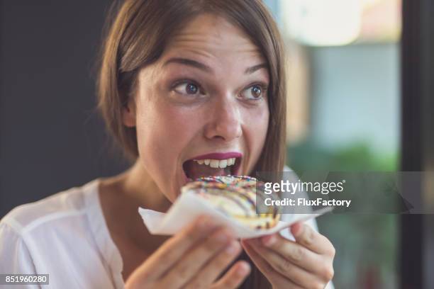 mangiare ciambella - eating donuts foto e immagini stock
