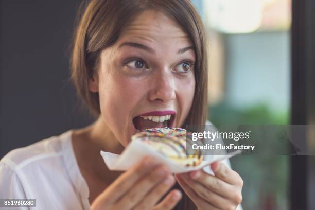 eten donut - eating donuts stockfoto's en -beelden