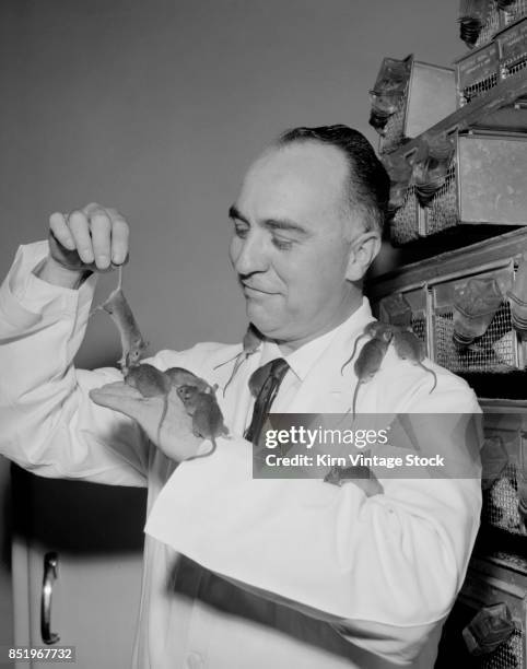 1950s Stril Lab 1950s Man In Lab Coat Photos and Premium High Res Pictures - Getty Images