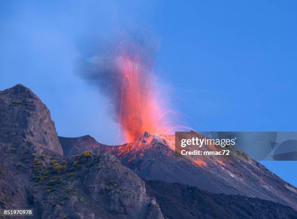 vulkanausbruch - insel stromboli stock-fotos und bilder