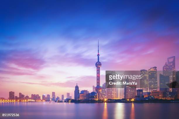 shanghai skyline zonsondergang - shanghai stockfoto's en -beelden
