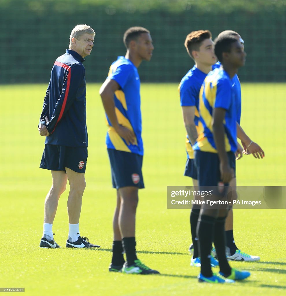 Soccer - UEFA Champions League - Play-Offs - First Leg - Fenerbahce v Arsenal - Arsenal Training Session - London Colney