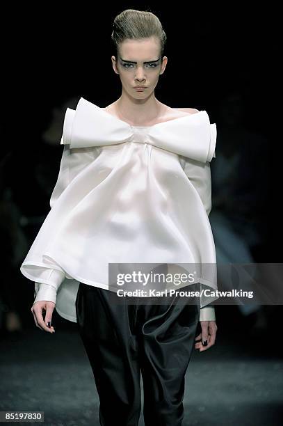 Model walks the runway at the Gianfranco Ferre fashion show during Milan Fashion Week Womenswear Autumn/Winter 2009 on February 27, 2009 in Milan,...