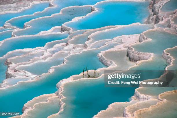 travertine terrace formations, pamukkale, denizli province, aegean region, turkey - patrimonio de la humanidad por la unesco fotografías e imágenes de stock