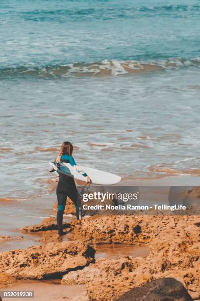 gritty women: surfer getting into the ocean - bells beach stockfoto's en -beelden