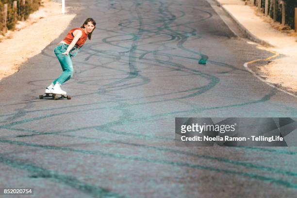 gritty women: woman longboard skating - longboard stock-fotos und bilder