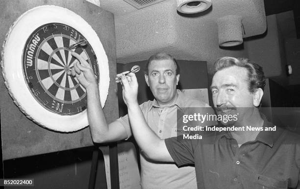 Darts Exhibition match by International Player, John Lowe in Molly Malone's giving Pady Cleary, Castleknock Elms dart club advice, circa October 1989...