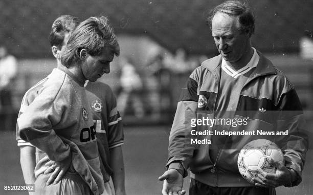 Striker David Kelly gets some advice from Manager Jack Charlton during the Session at Lansdowne Road, circa April 1990 .
