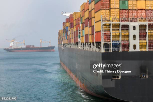 container ship - suezkanaal stockfoto's en -beelden