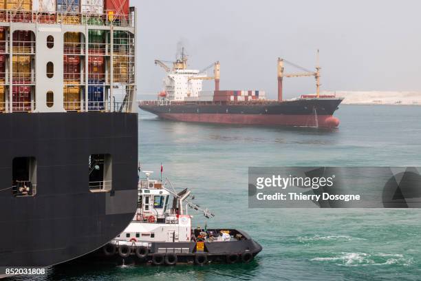 container ship - suezkanaal stockfoto's en -beelden