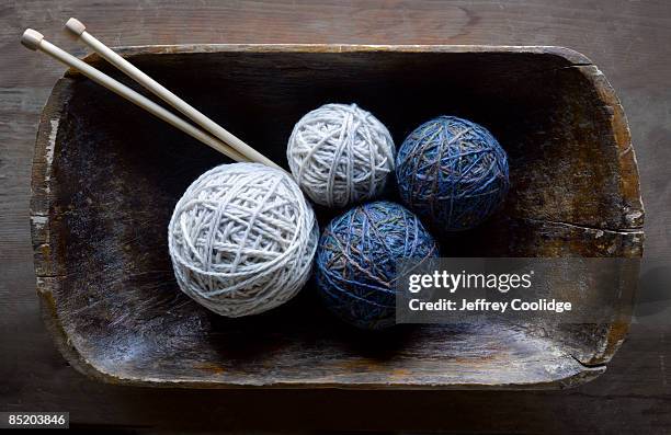 wooden bowl with yarn and knitting needles - aiguille à tricoter photos et images de collection