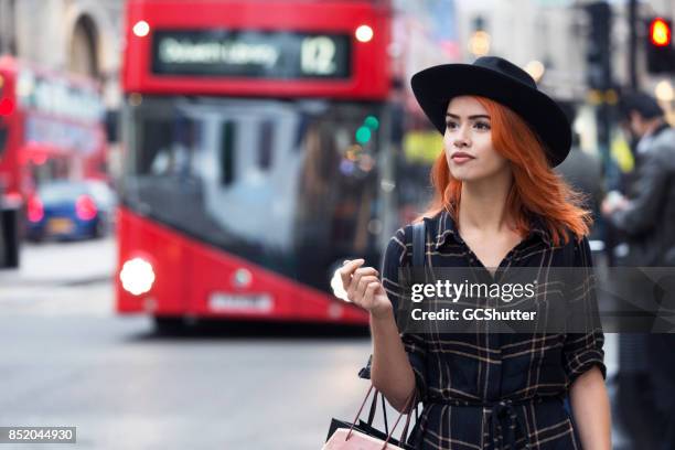 donna orgogliosa e indipendente che cammina per londra - autobus a due piani foto e immagini stock