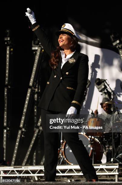 174 Robin Ware Stock Photos, High-Res Pictures, and Images - Getty Images