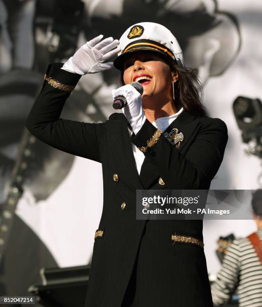 174 Robin Ware Stock Photos, High-Res Pictures, and Images - Getty Images