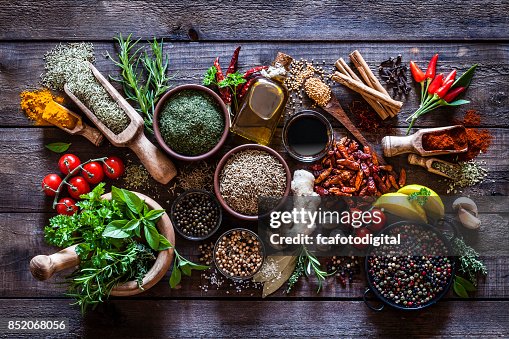 Spezie ed erbe aromatiche sul tavolo rustico della cucina in legno Spezie ed erbe aromatiche sul tavolo rustico della cucina in legno
