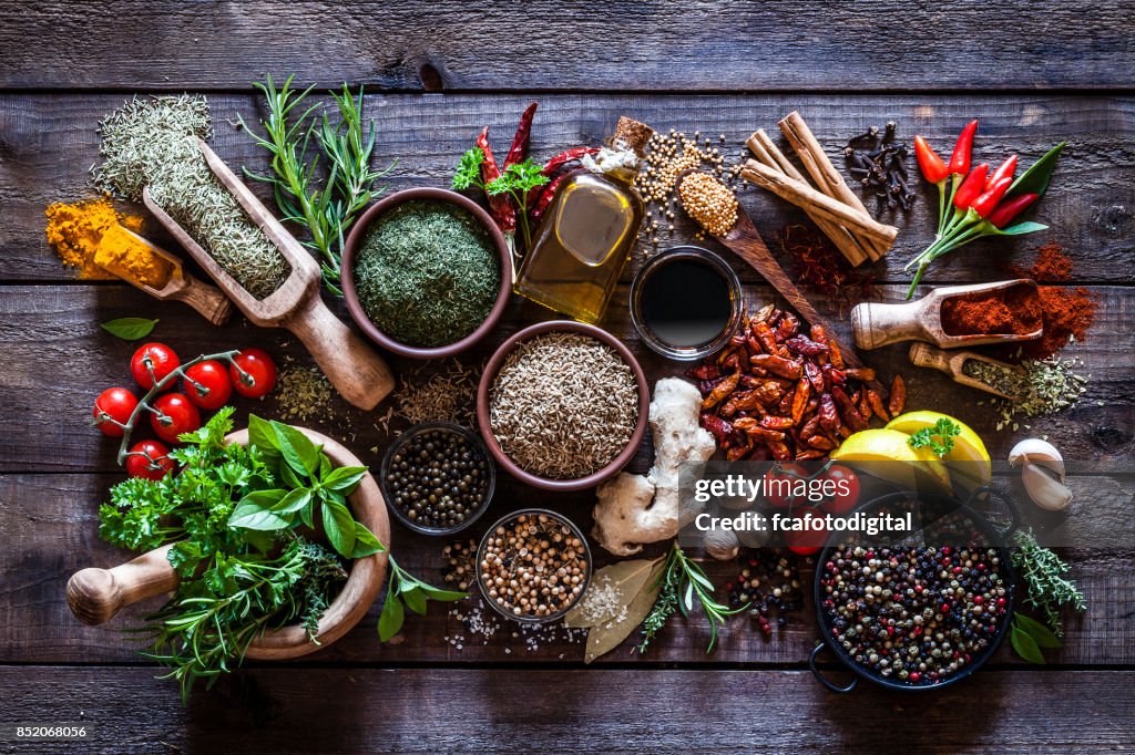 Especiarias e ervas na mesa da cozinha de madeira rústica