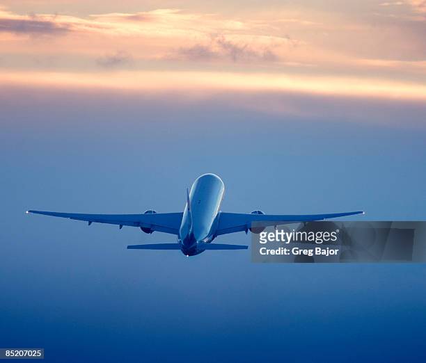 commercial airliner in flight - commercial aircraft flying stockfoto's en -beelden
