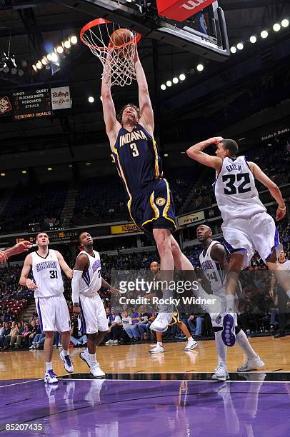 Troy Murphy of the Indiana Pacers dunks the ball against the Sacramento Kings on March 3, 2009 at ARCO Arena in Sacramento, California. NOTE TO USER:...