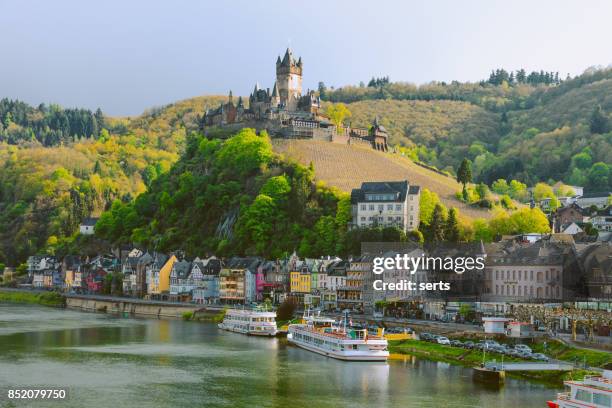 stadtbild von cochem und der fluss mosel, deutschland - fluss mosel stock-fotos und bilder