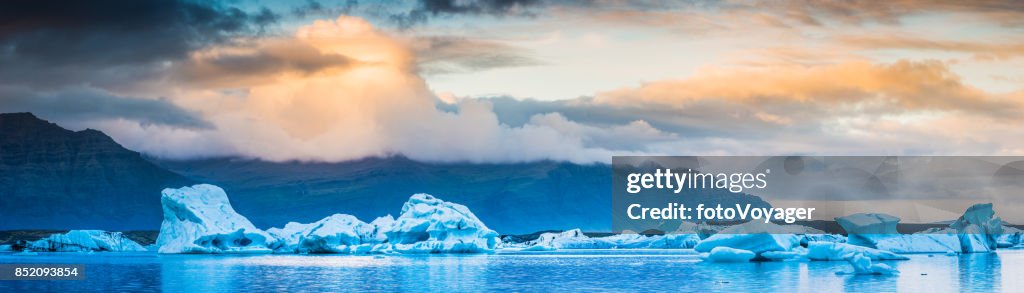 Icebergs y cloudscape atardecer panorama tranquilo Artctic Costa Islandia