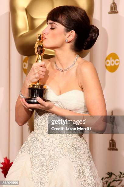 Actress Penelope Cruz poses in the press room with her Best Supporting Actress award for "Vicky Cristina Barcelona" at the 81st Annual Academy Awards...