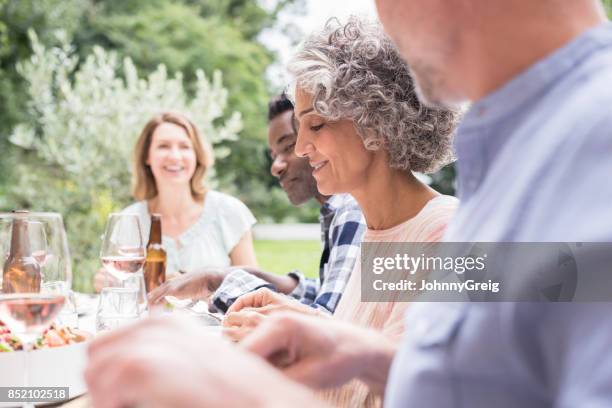 concentrati sulla donna matura con i capelli ricci grigi che cenano - mature asian woman candid foto e immagini stock