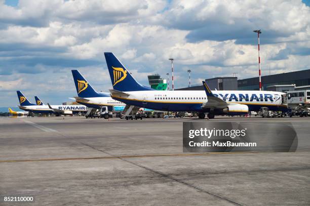 ryanair airplanes at bergamo airport - ryanair imagens e fotografias de stock