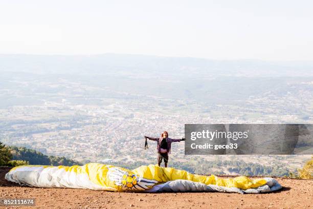 paraglider pilotutbildning på berget - farm bailout bildbanksfoton och bilder