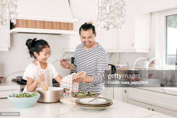 papà e figlia preparano la cena insieme - vietnamese ethnicity foto e immagini stock
