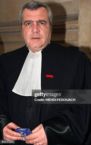 Un des avocats de la défense, Me Thierry Herzog, quitte le 04 mars 2009 le Tribunal correctionnel de Paris. Le procès s'achève ce jour avec les...