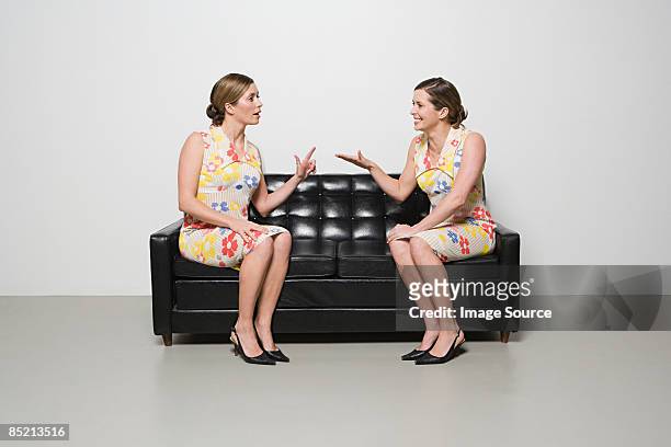 women having conversation - ensayar fotografías e imágenes de stock