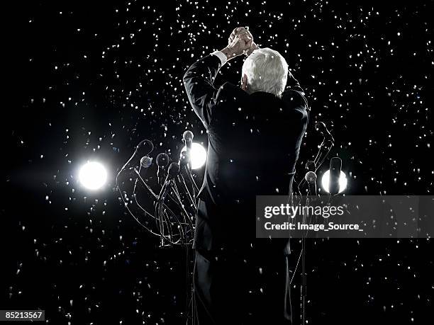 político aclamando - politician fotografías e imágenes de stock