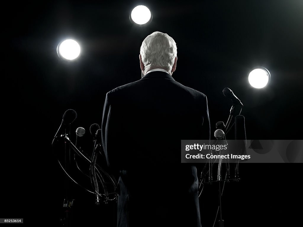 Rückansicht der Politiker
