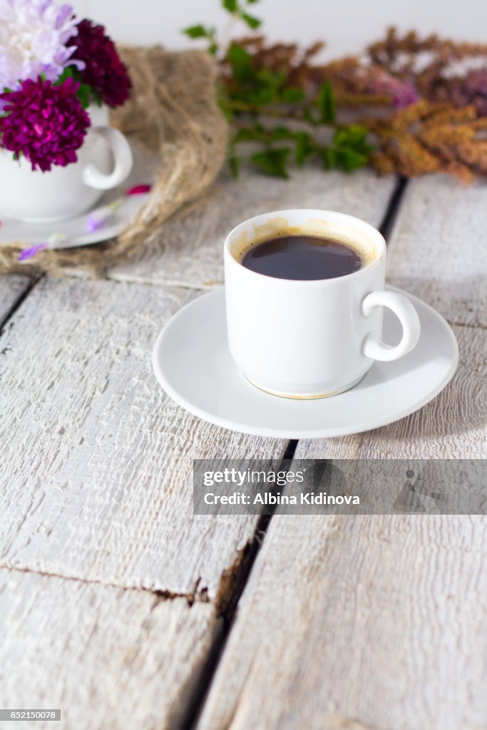 Fondo Romántico Con Taza De Café Flores Sobre Mesa De Blanca Foto de stock - Getty Images Fondo Romántico Con Taza De Café Flores Sobre Mesa De Blanca Foto de stock - Getty Images