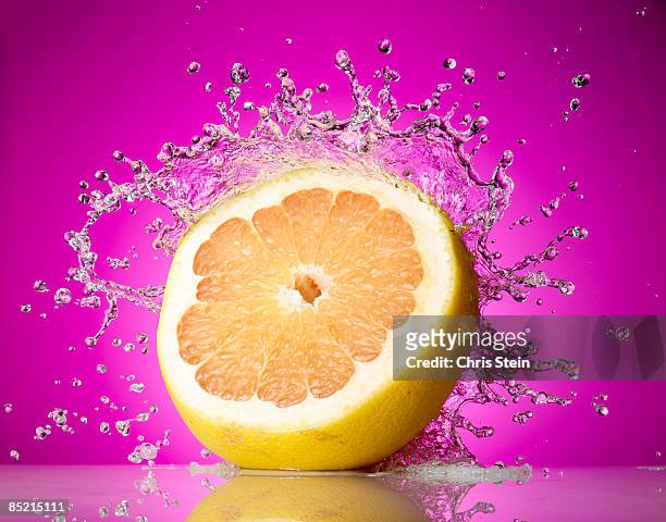 grapefruit splash - pompelmo foto e immagini stock