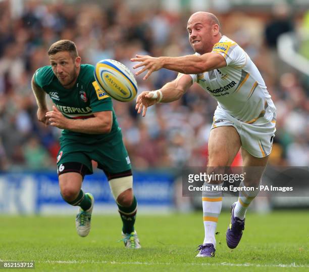Leicester Tiger's David Mele and Worcester Warrior's Paul Hodgson in action.