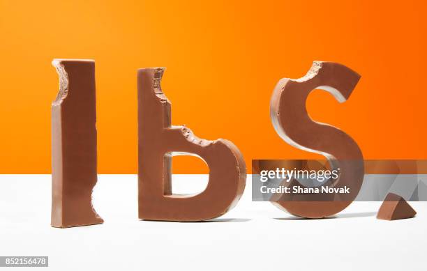 pounds abbreviation spelled in chocolate - croquer photos et images de collection