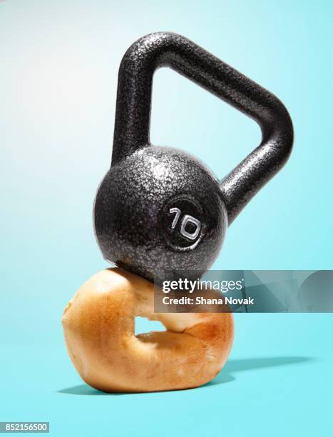 kettle bell smashing a bagel - kettle bells fotografías e imágenes de stock