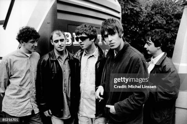 Photo of Liam GALLAGHER and Noel GALLAGHER and OASIS, L-R:Tony McCarroll, Paul 'Bonehead' Arthurs, Noel Gallagher, Liam Gallagher, Paul 'Guigsy'...