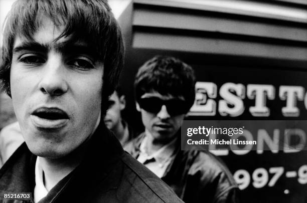 Photo of Noel GALLAGHER and Liam GALLAGHER and OASIS, L-R: Liam Gallagher, Noel Gallagher - posed