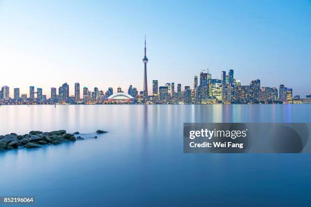 toronto skyline - ontariosee stock-fotos und bilder