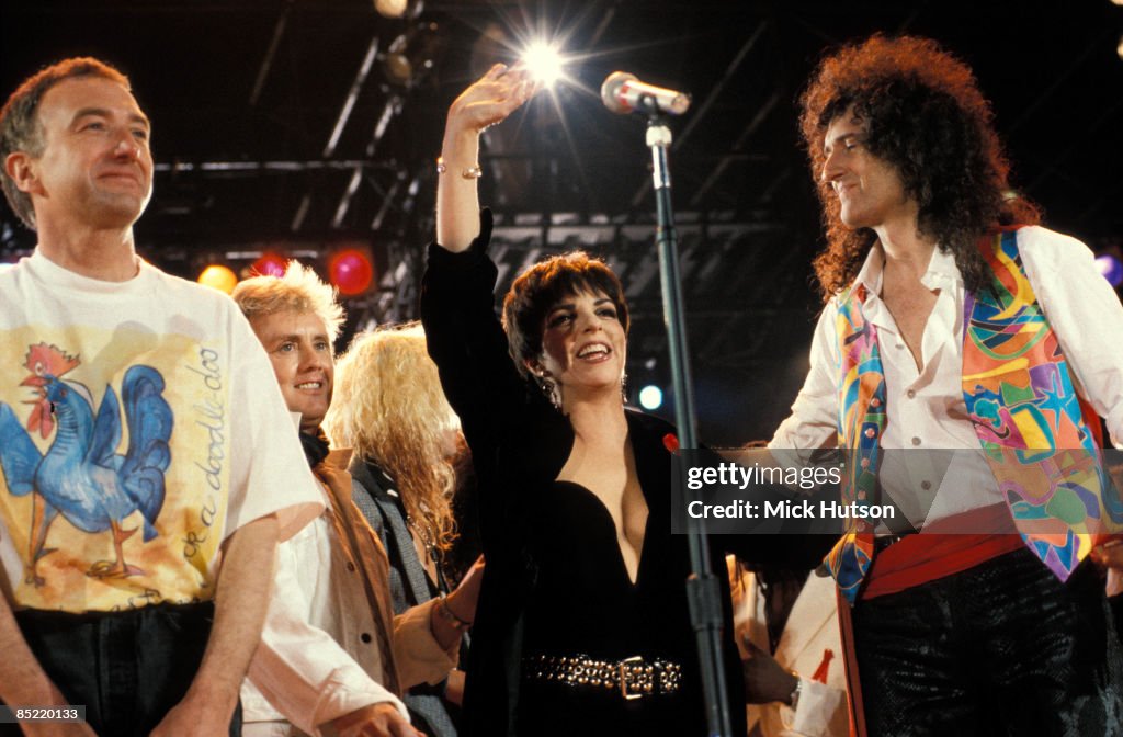 Photo of John DEACON and Brian MAY and Liza MINELLI and QUEEN