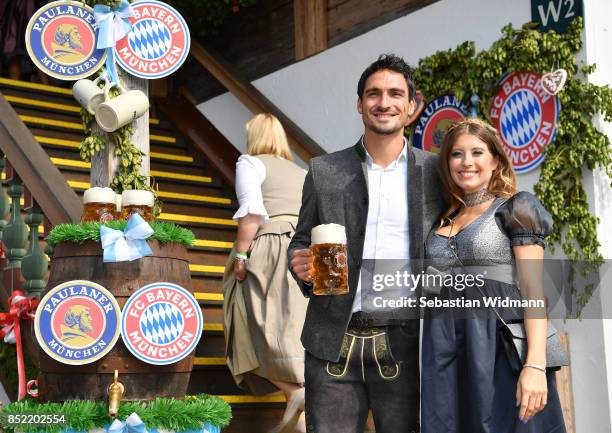 Mats Hummels and his wife Cathy Hummels attend the Oktoberfest beer festival at Kaefer Wiesnschaenke tent at Theresienwiese on September 23, 2017 in...