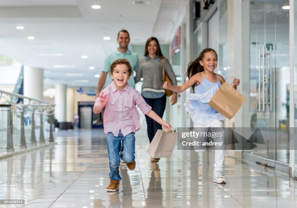 Familie einkaufen und läuft auf die Kamera in der mall