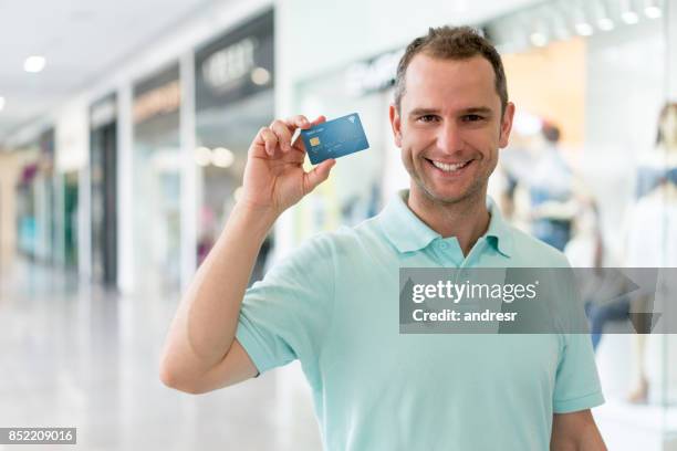 man shopping med kreditkort på köpcentret - loyalty card bildbanksfoton och bilder