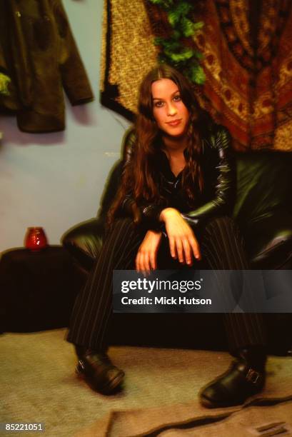 Alanis Morissette, portrait, United Kingdom, 1996.