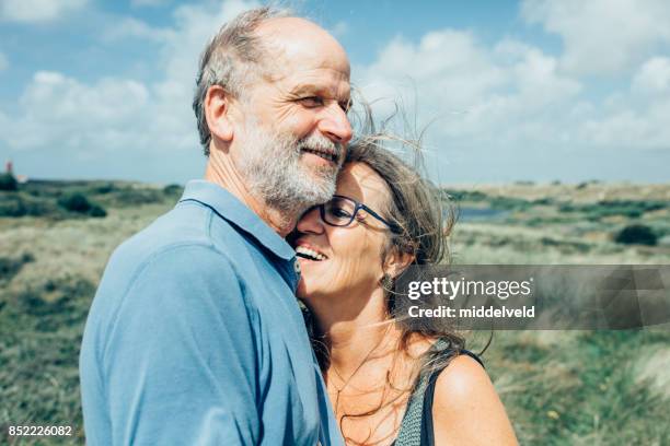 gelukkige senior paar - couple dunes stockfoto's en -beelden