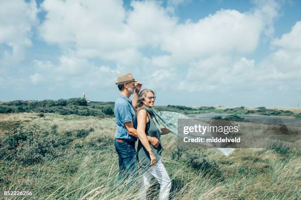 happy senior paar - couple dunes stock-fotos und bilder